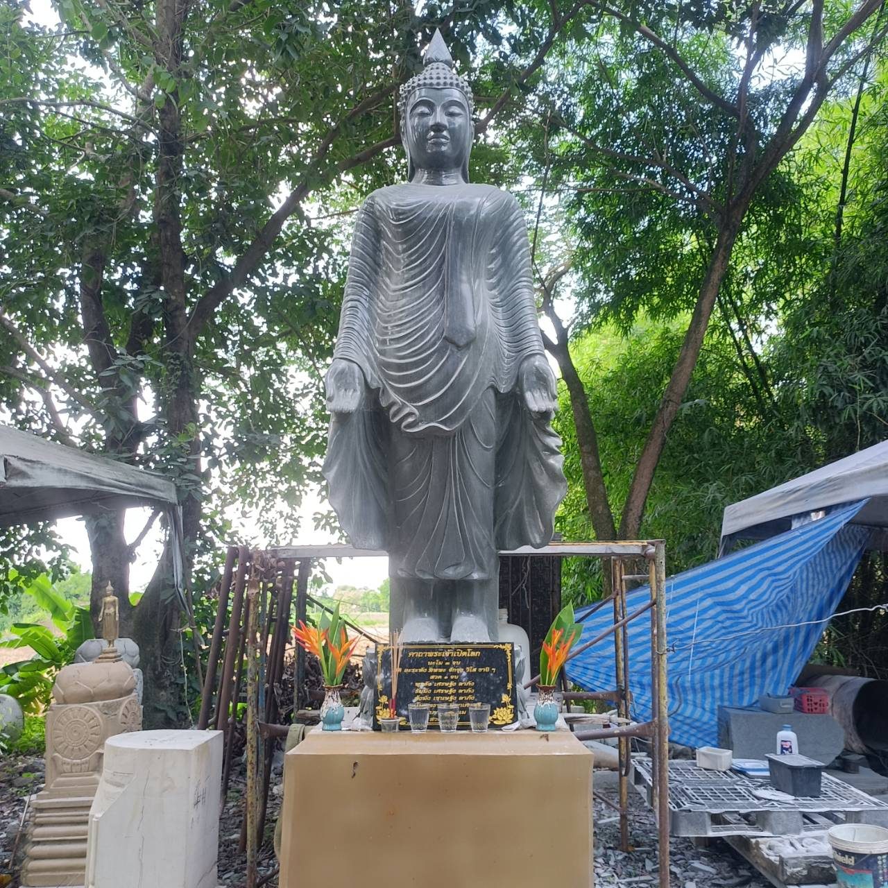 งานแกะสลักหินแกรนิตดำไทย องค์พระปางเปิดโลก