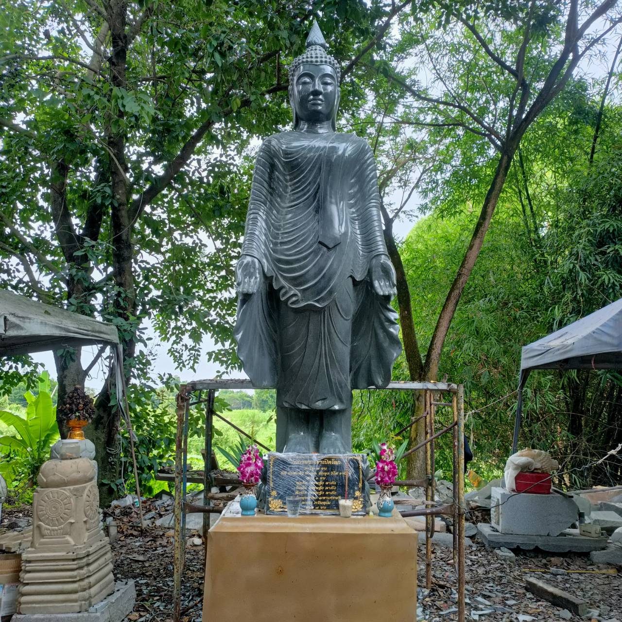 งานแกะสลักหินแกรนิตดำไทย องค์พระปางเปิดโลก