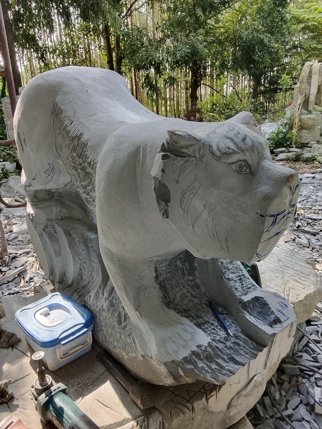 งานแกะสลักสิงห์โตหมอบเรียกทรัพย์